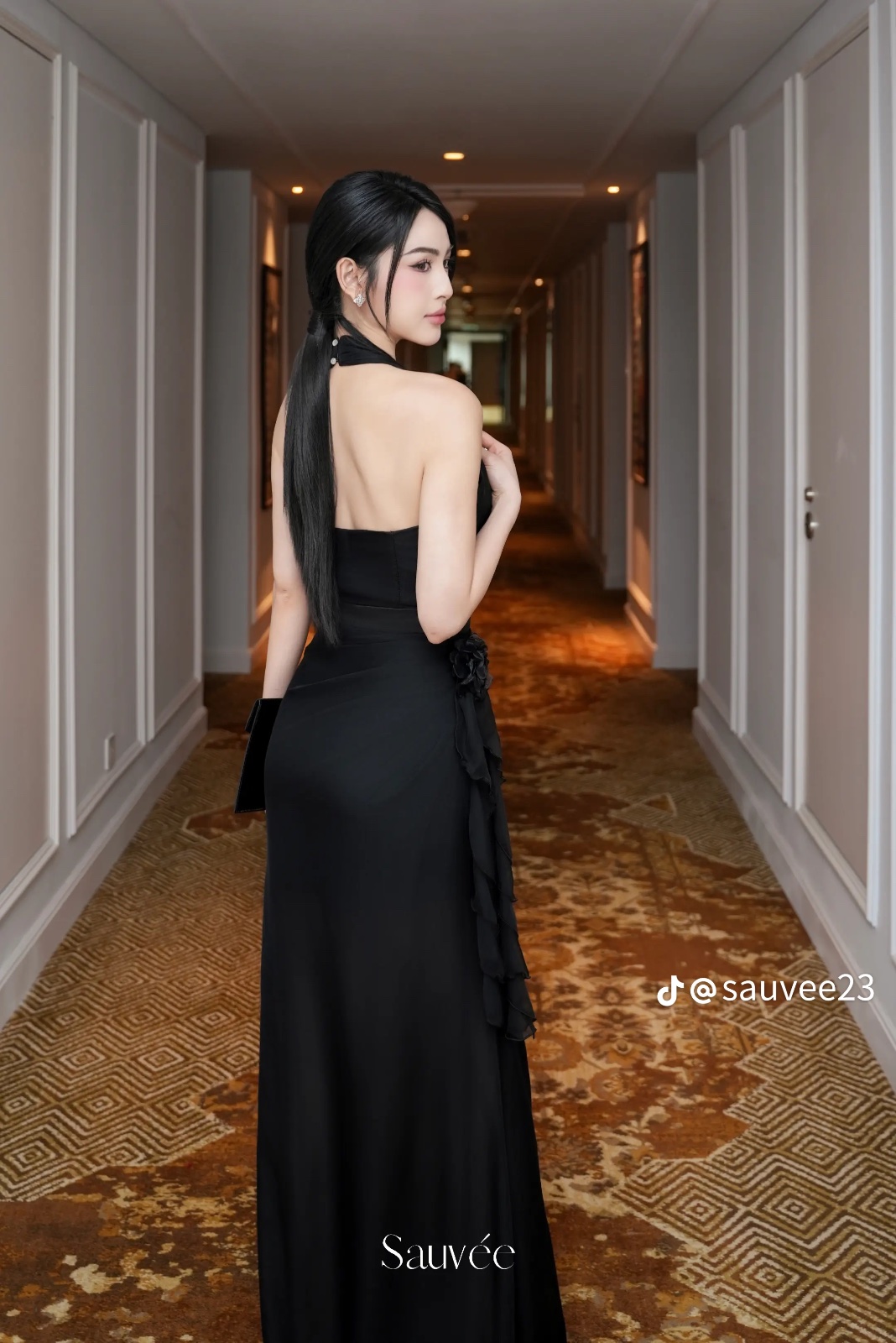 Thanh lý Pass new váy đen Sauvée cổ yếm sang trọng đính hoa eo - ảnh 4