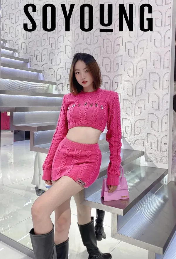 Pass set So Young áo croptop và chân váy màu hồng cánh sen