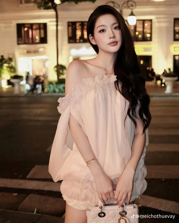 Pass set Ninysmuse trễ vai phối váy dáng bồng màu kem