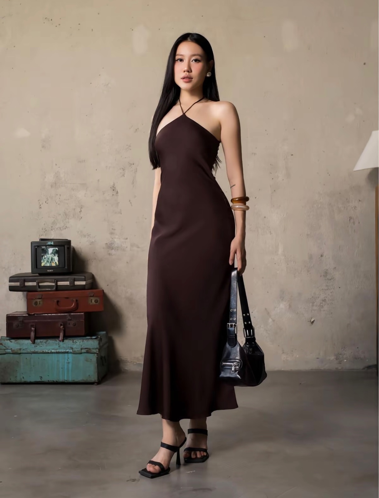 Thanh lý Pass đầm lụa cổ yếm mamasg dáng suông màu nâu trơn choco size M - ảnh 1