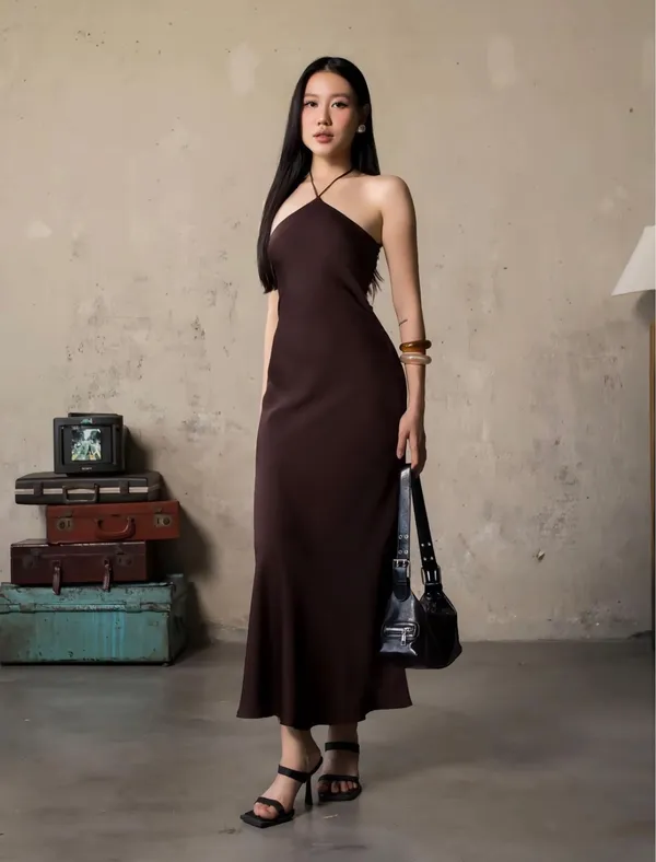 Pass đầm lụa cổ yếm mamasg dáng suông màu nâu trơn choco size M 