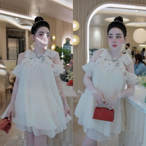 Pass váy Đoàn Thương babydoll trắng xếp ly trễ vai đính hoa
