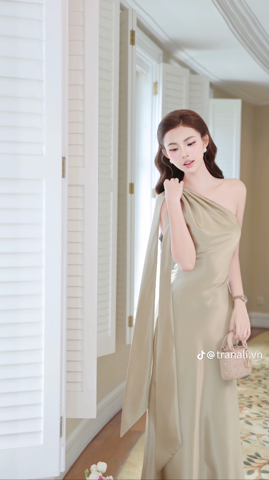 Thanh lý Pass váy lụa Trân Ali suông lệch vai màu vàng đồng - ảnh 4