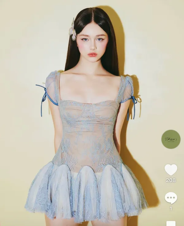 Pass váy ngắn ren xanh dáng xòe Glorious