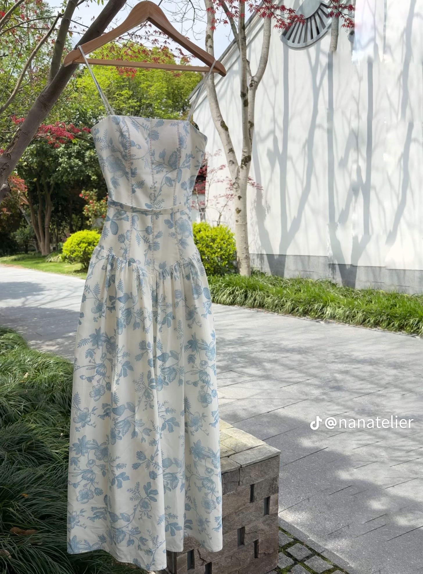 Thanh lý Pass váy hai dây trắng Nan Atelier họa tiết hoa xanh dịu dàng - ảnh 3