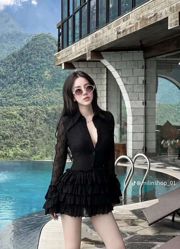 Pass váy đen Bầu Bé ren tay dài dáng ngắn phối bèo tầng