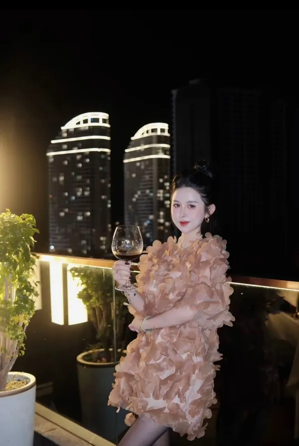 Pass áo dáng dài suông màu nâu đính hoa nổi thiết kế