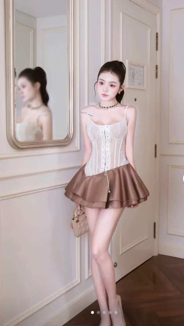 Pass váy 2s Thảo BiBi dáng corset phối chân váy nâu sang chảnh