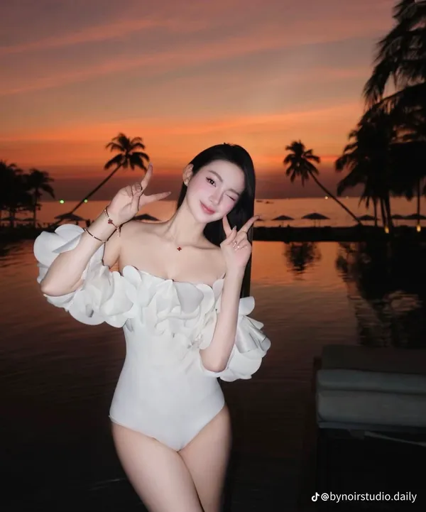 Pass bikini trắng liền thân Bynoir trễ vai 