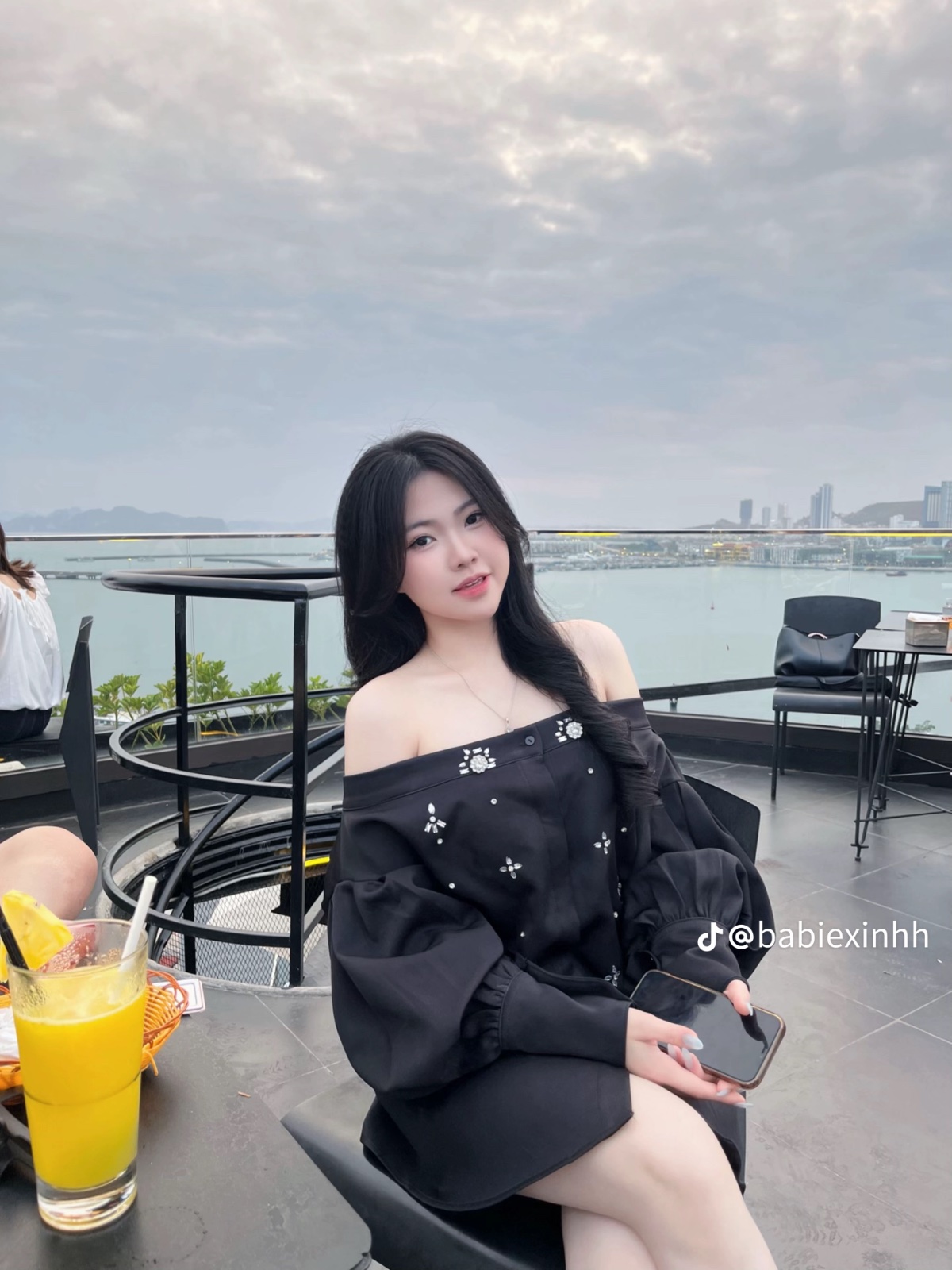 Thanh lý Pass áo tay dài trễ vai màu đen Van Mogan đính đá - ảnh 3