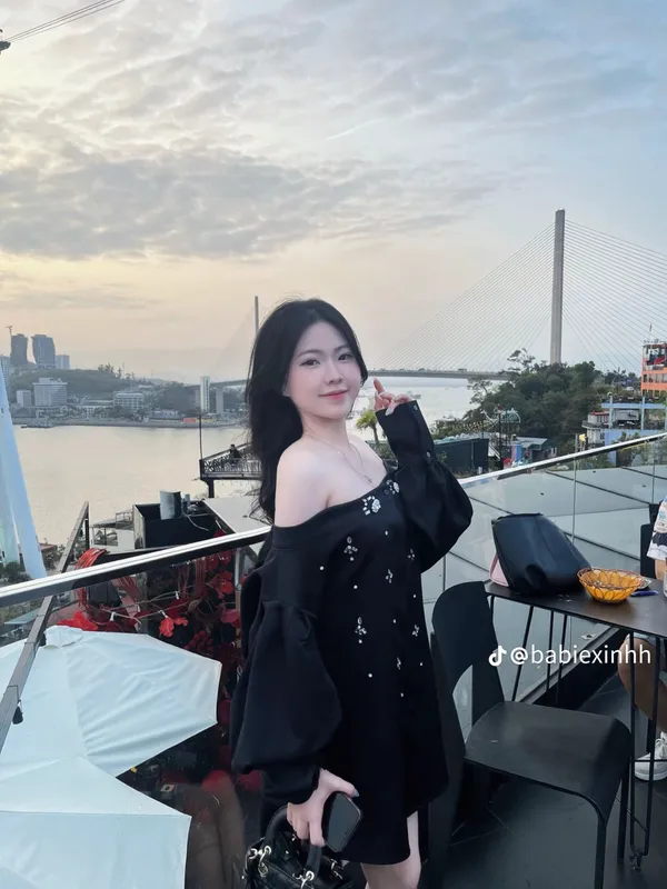 Pass áo tay dài trễ vai màu đen Van Mogan đính đá