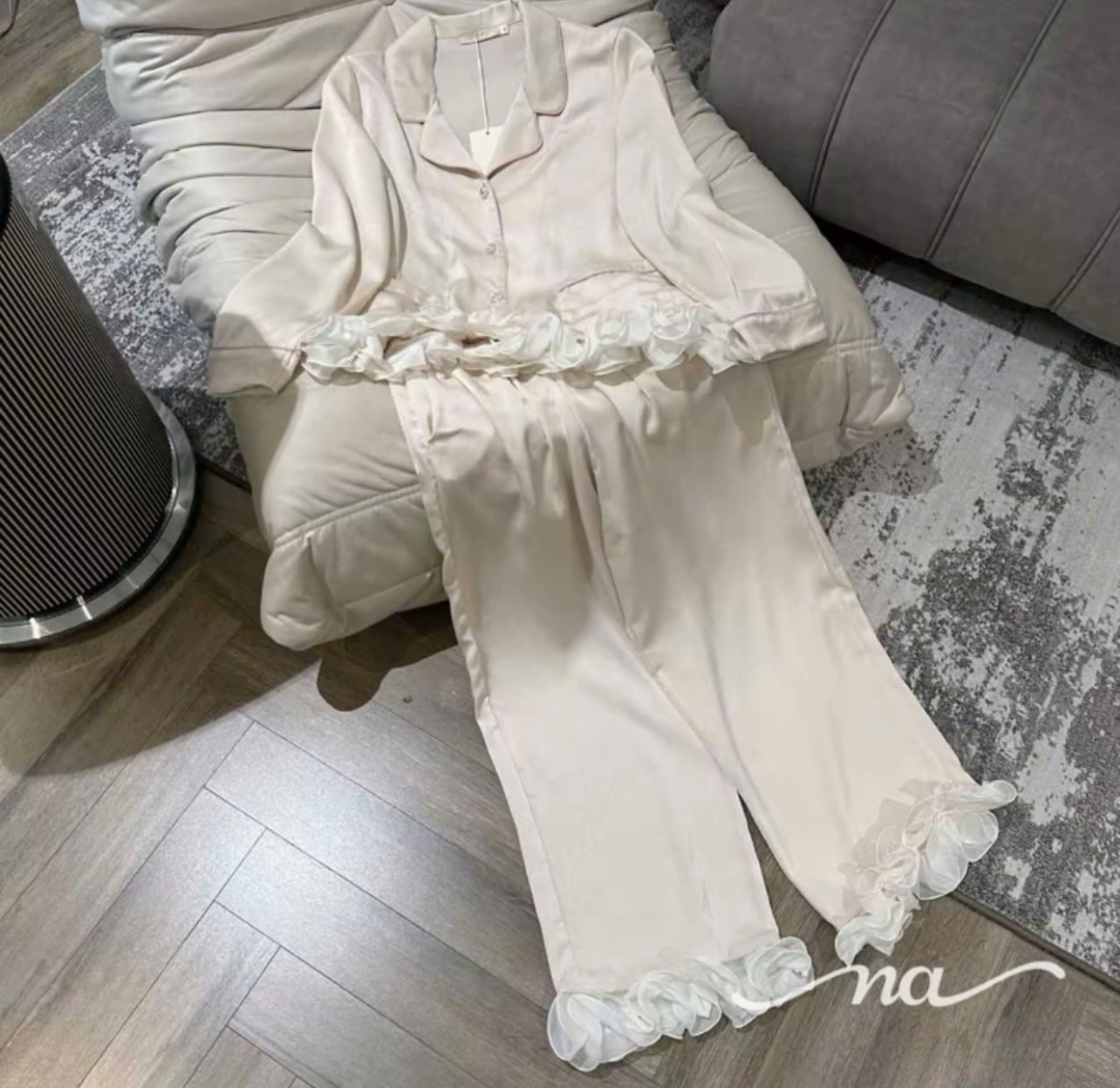 Thanh lý Pass Bộ Đồ Ngủ Lụa Dáng Pijama Màu Trắng Viền Hoa - ảnh 2