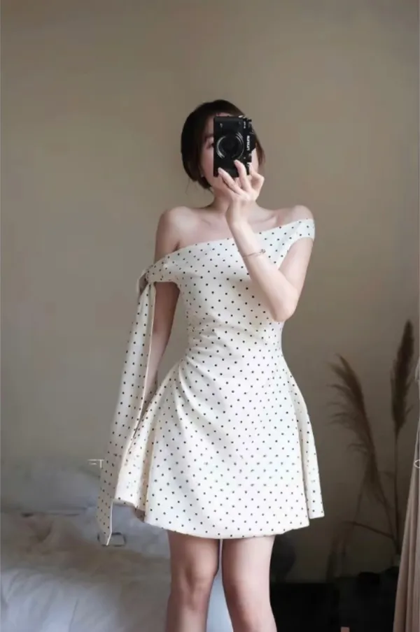 Pass váy ngắn Jolie loft lệch vai chấm bi trắng