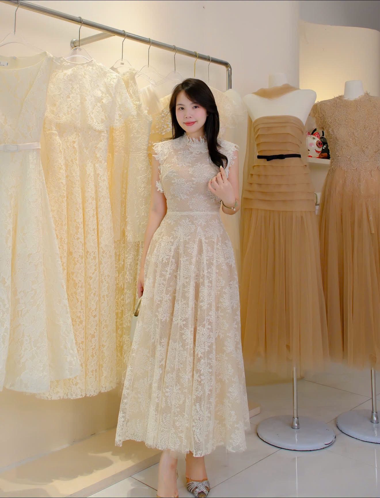 Thanh lý Thanh lý đầm ren dài cổ cao thanh lịch của Lê Hoàng Thuỷ Tiên boutique - ảnh 1