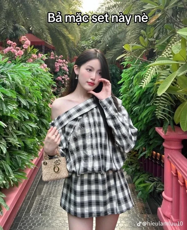Pass đầm Aguja trễ vai caro đen trắng có co giãn 