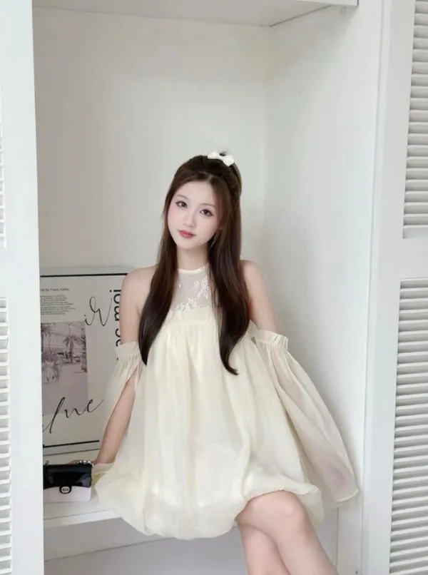 Pass váy tay dài trễ vai Bonheur cổ yếm màu trắng Size S