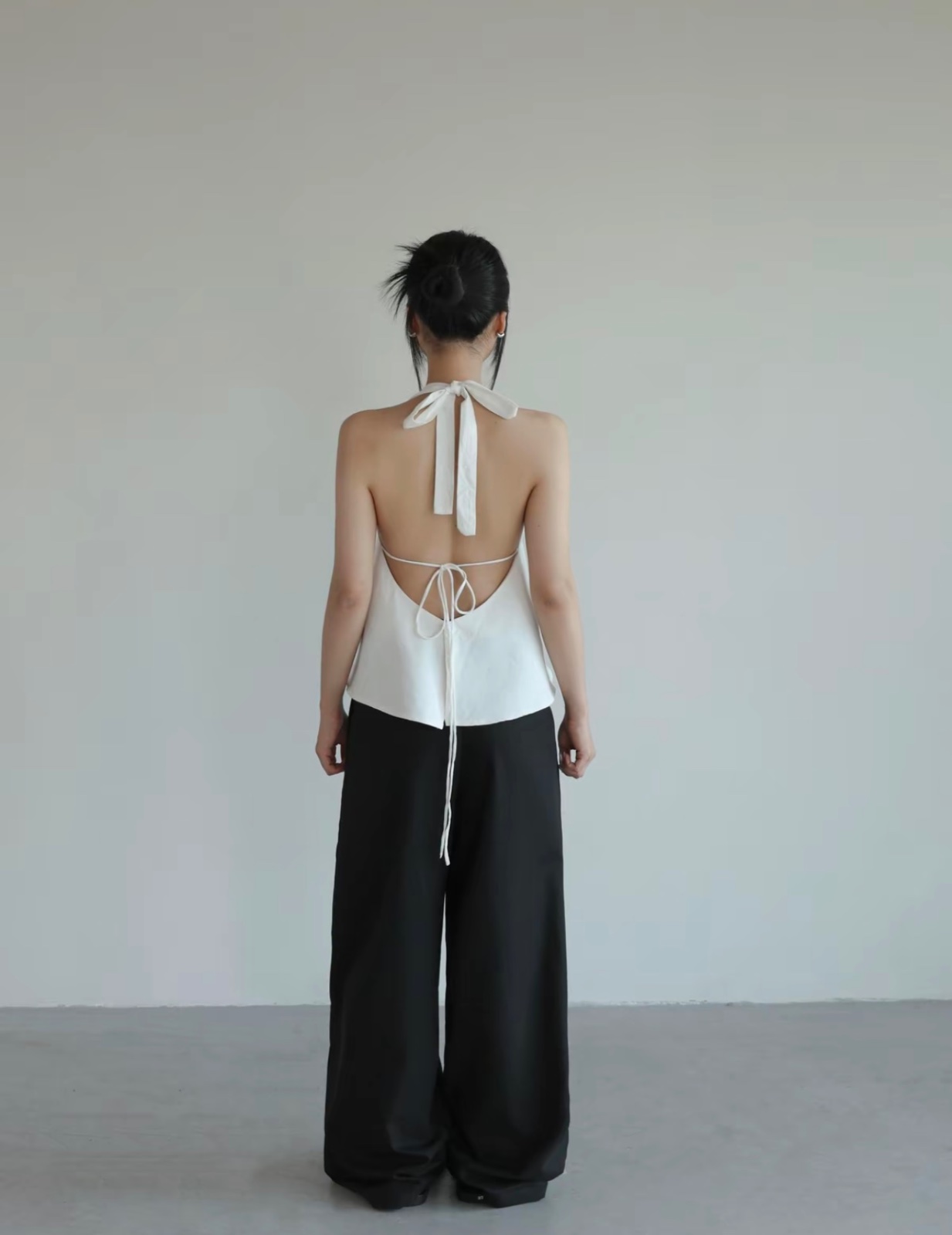 Thanh lý Pass áo yếm trắng dáng xòe hở lưng Soms - ảnh 2