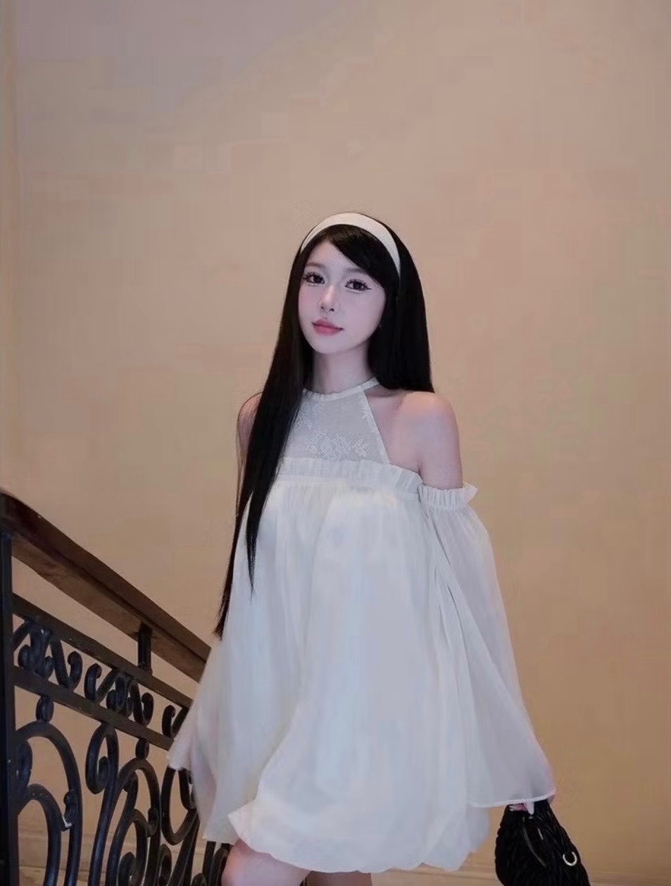 Thanh lý Pass váy tay dài trễ vai Bonheur cổ yếm màu trắng Size S - ảnh 2