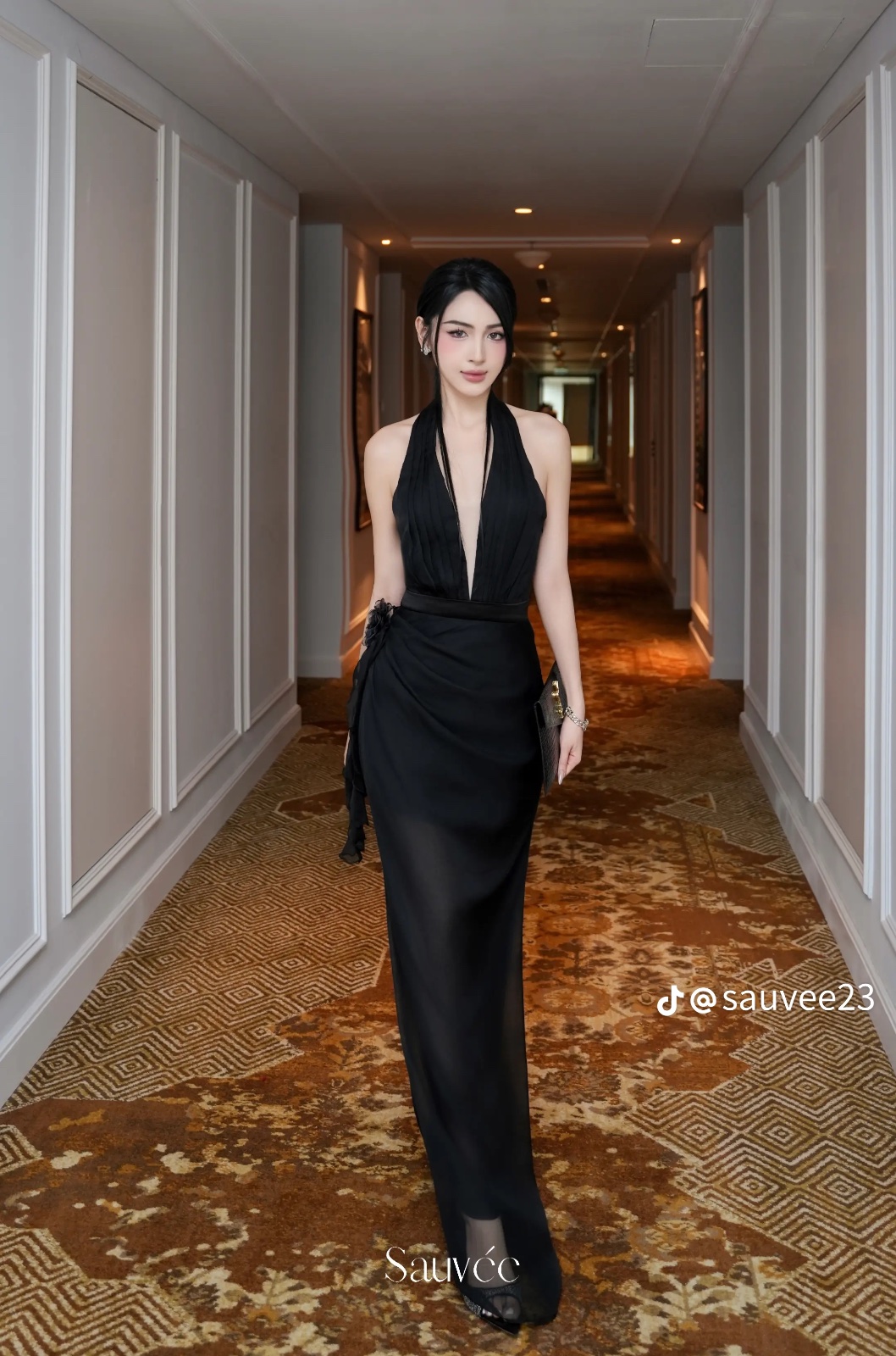 Thanh lý Pass new váy đen Sauvée cổ yếm sang trọng đính hoa eo - ảnh 1