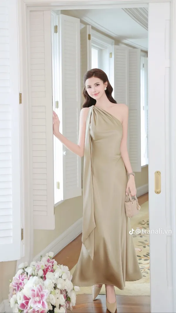 Pass váy lụa Trân Ali suông lệch vai màu vàng đồng