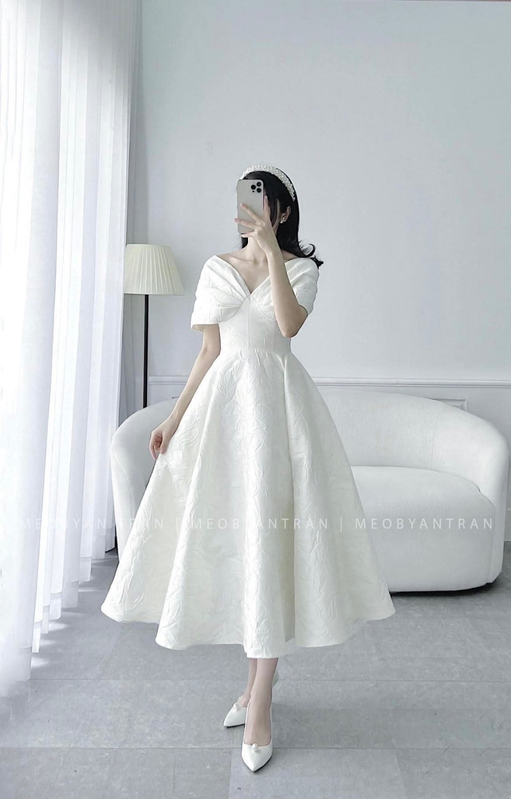 Thanh lý Pass váy midi Meobyantran trắng chiết eo trễ vai - ảnh 2