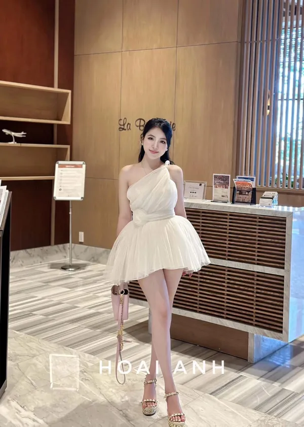 Pass váy ngắn dáng xoè màu trắng Hoài Anh