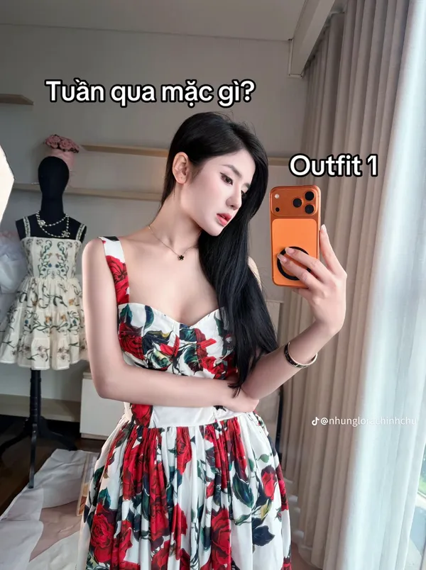 Pass váy Zimm trắng họa tiết hoa hồng đỏ nổi bật